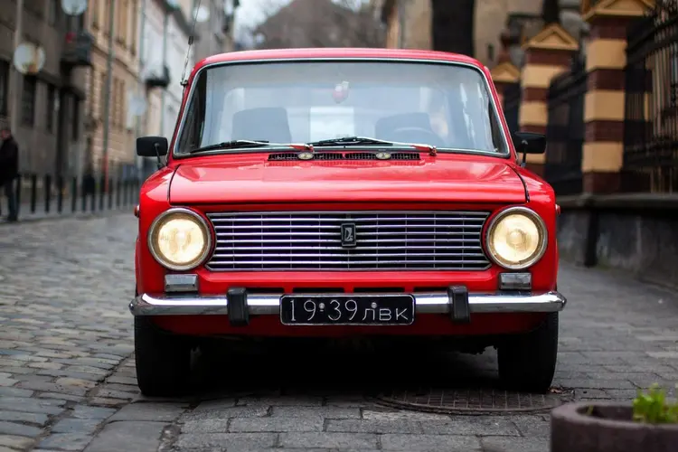 Change the car color to red, turn the headlights on